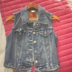 Levi’s cut off sleeve denim jacket